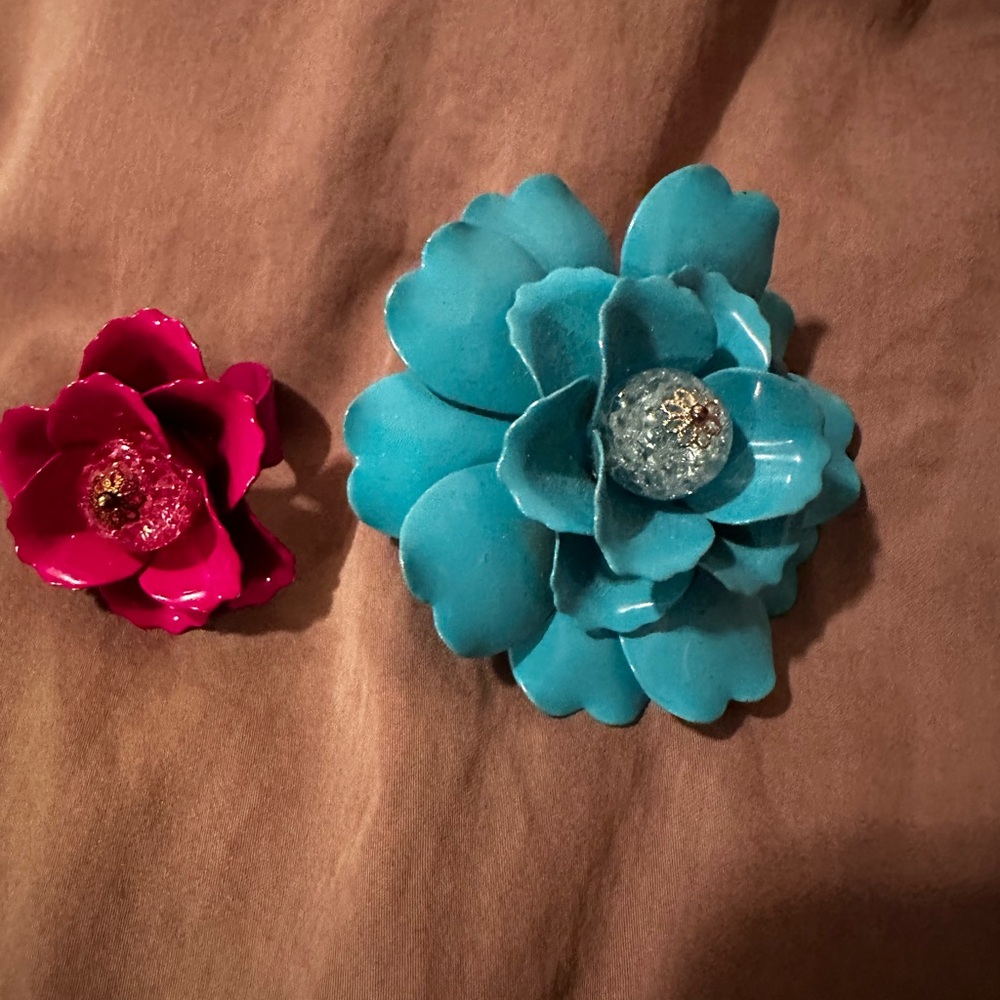 2 metal flower rings